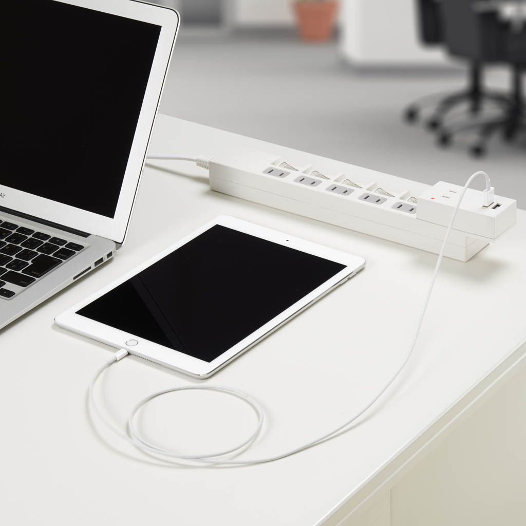 雷ガード付フロントタップ型2AC+2USB2.1Aホワイト｜YAZAWA